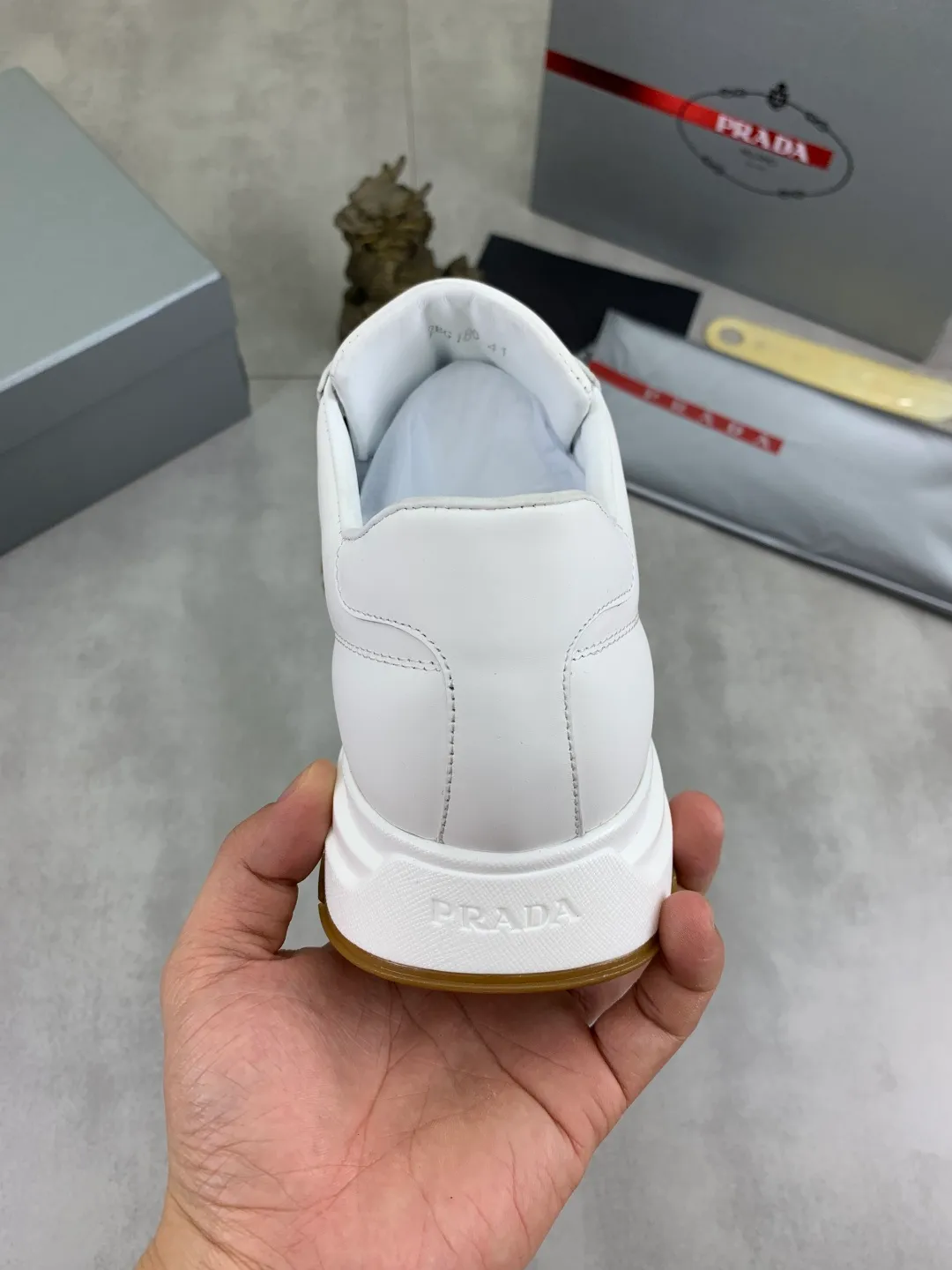 Men's shoes 💰P540 new (higher version) new PRADA (Prada) classic models are on the market at the same time, new men's shoes, 😘fabrics are selected from original imported calfskin. First layer of imported cowhide lining. The original version is awesome! 👍🏿Original open-molded non-slip PU outsole, with exquisite lines, simple and elegant, super comfortable and classy on foot, suitable for leisure travel. Code number: 38-45 (46 customized) 4️⃣ colors available